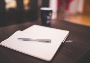 In een wereld die zich steeds meer bewust wordt van ecologische duurzaamheid, onderscheidt MOYU Notebooks zich als een baken van innovatie en verantwoordelijkheid. Dit baanbrekende bedrijf, opgericht in Nederland, heeft een missie om een revolutie teweeg te brengen in de manier waarop we denken over schrijven en notities maken met zijn unieke, uitwisbare notitieboekjes gemaakt van steenpapier. MOYU maakt niet alleen producten; het creëert een nieuw verhaal voor duurzaamheid in de papierwarenindustrie.