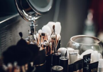 Im Herzen der Schweiz, einem Land, das für seine unberührte Schönheit und unvergleichliche Qualität bekannt ist, steht Marionnaud als Beweis für Luxus und Innovation im Kosmetikeinzelhandel. „Beauty Beyond Borders: How Marionnaud is Redefining Luxury Cosmetics Retail“ befasst sich mit der Essenz von Marionnauds Philosophie und ihren Auswirkungen auf die globale Bühne und veranschaulicht, wie dieses Schweizer Kraftpaket die Art und Weise verändert, wie Luxus-Schönheitsprodukte kuratiert, erlebt und geschätzt werden.