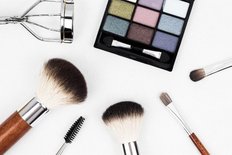 Sephora, et navn synonymt med skønhedsinnovation, har revolutioneret kosmetikindustrien med sin unikke tilgang til detail- og skønhedsløsninger. Etableret i Frankrig og nu en global tilstedeværelse, herunder et betydeligt fodaftryk i Danmark, fortsætter Sephora med at lede markedet ved at blande innovativ teknologi, eksklusive produkter og en urokkelig forpligtelse til kundeoplevelse. Denne artikel undersøger, hvordan Sephoras banebrydende strategier har sat nye standarder i kosmetikindustrien, især på det dynamiske og designbevidste danske marked.