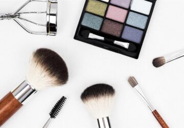 In der sich ständig weiterentwickelnden Welt der Schönheit ist Make-up mehr als nur eine Möglichkeit, Gesichtszüge zu betonen – es ist eine Form des Selbstausdrucks, der Kunstfertigkeit und der Kreativität. Für diejenigen, die ihren inneren Künstler freisetzen möchten, können die verwendeten Werkzeuge den entscheidenden Unterschied ausmachen. Eine Marke, die die Art und Weise, wie Make-up-Liebhaber und Profis gleichermaßen an ihre Routine herangehen, neu definiert hat, ist ZOEVA, ein in Deutschland ansässiges Unternehmen, das für seine exquisiten Make-up-Pinsel und Kosmetika bekannt ist. Mit einem starken Schwerpunkt auf Qualität, Innovation und Ermächtigung bieten die Make-up-Werkzeuge von ZOEVA ein transformatives Erlebnis, das Ihre tägliche Routine von gewöhnlich zu außergewöhnlich macht.