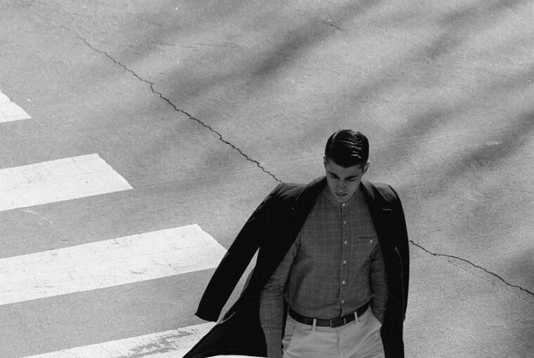 Nel dinamico mondo della moda, pochi marchi sono riusciti a fondere l'eleganza classica con le tendenze contemporanee così perfettamente come Antony Morato. Fin dalla sua nascita nel 2007, questo marchio italiano si è ritagliato una nicchia distintiva nel mercato globale dell'abbigliamento maschile, ridefinendo il significato di essere moderno e raffinato.