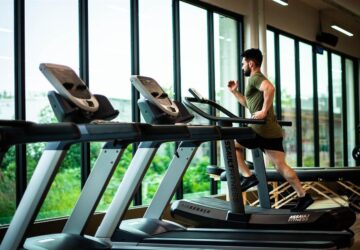 In einer Zeit, in der das Streben nach Gesundheit und Wohlbefinden zu einer universellen Hymne geworden ist, geht Pakama, eine bahnbrechende deutsche Marke, neue Wege. Mit einer Vision, die über die Grenzen traditioneller Fitnessstudios hinausgeht, führt Pakama einen revolutionären Fitnessansatz ein, der auf den modernen Nomaden zugeschnitten ist. Dieser dynamische Wandel, der durch die innovativen Trainingslösungen von Pakama vorangetrieben wird, verspricht nicht nur Komfort, sondern auch einen Wandel in der Art und Weise, wie wir Bewegung in unser schnelllebiges Leben integrieren.