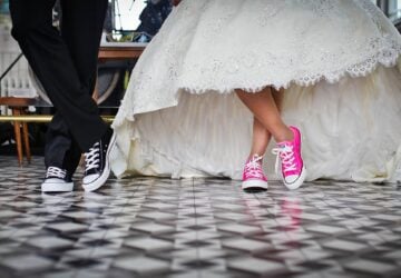 Seit über einem Jahrhundert haben Converse-Sneaker ihren sportlichen Ursprung hinter sich gelassen und sind zu einem Symbol der Gegenkultur und Rebellion geworden. Besonders in Deutschland, wo Mode und Politik oft miteinander verflochten sind, hat Converse sein Vermächtnis nicht nur als Schuh, sondern als Statement unter Beweis gestellt. In diesem Artikel geht es darum, wie Converse seinen Platz als Symbol des Rebellenstils festigte und die Herzen von Generationen eroberte, vom Punkrocker bis zum modernen Fashionista.