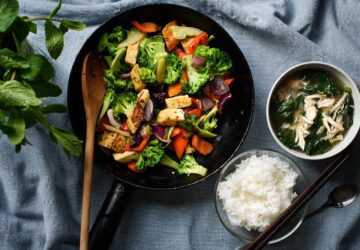 In einer Zeit, in der Komfort und Nachhaltigkeit so wichtig geworden sind, ist Monbento® die ideale Marke, die alles mit Eleganz vereint! Für alle, die ein anspruchsvolles Leben führen: Mittagessen im Büro und auf Geschäftsreisen, Mittagessen mit Freunden und ein romantisches Picknick – die originale MB-Bento-Box ist einzigartig. Für mehr Ausgewogenheit: Foodtrucks, Kantinen und Sandwichläden machen uns dick und unglücklich, aber die Monbento-Bento-Boxen zeigen, wie einfach und gesund es ist, selbstgemachtes und biologisches Essen zu sich zu nehmen. Wozu ist das gut? Mit einem Fassungsvermögen von 850 ml ist dieses Bento mit Lebensmittelbechern stapelbar und kann in die quadratische MB-Bento-Box oder die quadratische MB-Bento-Box gesteckt werden. Für den Alltag: Erwachsene und Kinder können ihr Bento zum Aufbewahren ihrer Speisen im Kühlschrank oder, nach dem Erhitzen in der Mikrowelle (ohne Deckel), direkt im Bento bei bis zu 180 °C verwenden. Und alles andere: Es ist ideal fürs Büro, das Fitnessstudio, Bergwanderungen und den Strand.