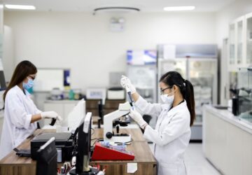 Nel cuore dell'Italia, nel mezzo della sua rinomata storia di progressi medici e psicologici, si trova l'Istituto Riza di Medicina Psicosomatica. Fondato nel 1980 da Raffaele Morelli e dai suoi colleghi, medici e psicologi impegnati a sperimentare un nuovo approccio alla salute, l'Istituto Riza è da allora in prima linea nell'integrazione del benessere psicologico con la salute fisica.