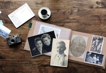 In het huidige digitale tijdperk heeft het bewaren van onze meest gekoesterde herinneringen een nieuwe betekenis gekregen. Foto's, dia's, negatieven en videobanden: al deze analoge formaten bevatten onvervangbare momenten uit ons verleden. Deze media zijn echter in de loop van de tijd vatbaar voor achteruitgang, waardoor het risico bestaat dat hun persoonlijke geschiedenis van onschatbare waarde verloren gaat. MEDIAFIX, een in België gevestigd bedrijf, loopt voorop in het revolutioneren van mediaconservering, het transformeren van analoge herinneringen in duurzame digitale formaten en het garanderen dat deze kostbare momenten voor toekomstige generaties veiliggesteld worden.