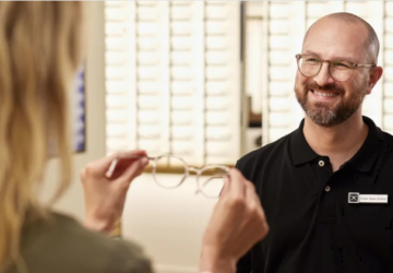 Medan Mister Spex främst är känd som en banbrytare inom den tyska optiska industrin, har dess inflytande och innovativa inställning till glasögonshopping gjort stora vågor i Europa, inklusive i Sverige. Genom att harmonisera bekvämligheten med onlineshopping med den noggranna omsorgen av traditionell optometri har Mister Spex omdefinierat standarderna för köp av glasögon, solglasögon och kontaktlinser. "Seing Clearly with Innovation: The Mister Spex Vision for Modern Eyewear Shopping" fördjupar sig i hur detta banbrytande varumärke förvandlar glasögonhandelslandskapet och erbjuder en sömlös, effektiv och personlig shoppingupplevelse som tillgodoser den moderna konsumentens behov.