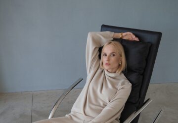 Nichée au cœur de la Bretagne, Armor-Lux intègre l'essence de la mer dans ses vêtements depuis sa création en 1938. Avec plus de 80 ans d'expérience, cette marque française emblématique est devenue synonyme d'artisanat de qualité et de style intemporel, s'inspirant de la riche culture maritime et des couleurs vibrantes de la région. Armor-Lux ne représente pas seulement une marque, mais une célébration du patrimoine breton, traduisant la beauté de ses paysages en vêtements impeccables pour hommes, femmes et enfants.