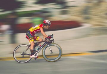 In het snel evoluerende landschap van stedelijk transport komen elektrische fietsen (e-bikes) naar voren als een belangrijke speler bij het bevorderen van duurzaam en efficiënt woon-werkverkeer. TENWAYS, een vooruitstrevend, in Nederland gevestigd bedrijf, loopt voorop in deze revolutie en biedt geavanceerde e-bikes die geavanceerde technologie, een strak ontwerp en milieubewustzijn combineren. Door te herdefiniëren wat e-bikes te bieden hebben, zet TENWAYS nieuwe normen voor de toekomst van het fietsen.