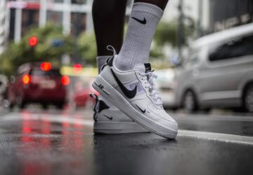 Op het gebied van sportkleding en atletische innovatie is Nike een mondiale kolos; het Swoosh-embleem wordt erkend in alle uithoeken van de wereld, inclusief de levendige markt van België. Van de circuits van Brussel tot de voetbalvelden van Antwerpen, de invloed van Nike is terug te vinden in elk aspect van de sportcultuur en mode, en belichaamt een erfenis van het verleggen van grenzen en het stellen van nieuwe normen. Dit artikel onderzoekt Nike's baanbrekende traject op het gebied van sportinnovatie, de diepgaande impact ervan op de atletische cultuur, en hoe Nike de toekomst van sportkleding in België en daarbuiten blijft vormgeven.