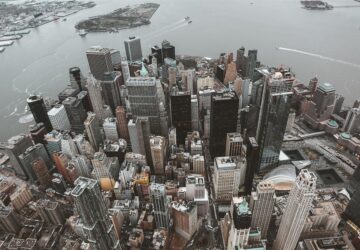 Dominant le sud de Manhattan, l'observatoire One World Observatory offre une expérience inoubliable depuis le sommet de la plus haute tour des États-Unis. Située au sommet du One World Trade Center, cette attraction de renommée mondiale combine des vues panoramiques à couper le souffle avec des technologies immersives, des restaurants et des expériences uniques, ce qui en fait une destination incontournable de New York.