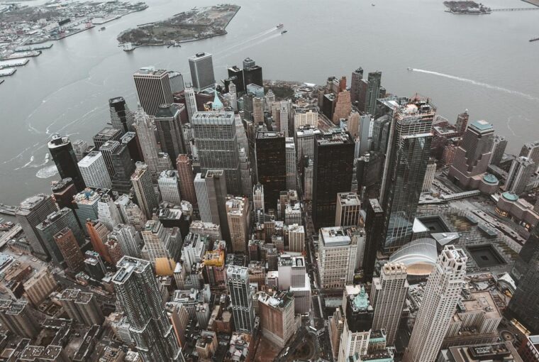 Dominant le sud de Manhattan, l'observatoire One World Observatory offre une expérience inoubliable depuis le sommet de la plus haute tour des États-Unis. Située au sommet du One World Trade Center, cette attraction de renommée mondiale combine des vues panoramiques à couper le souffle avec des technologies immersives, des restaurants et des expériences uniques, ce qui en fait une destination incontournable de New York.