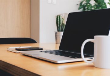 Nel cuore vibrante dell'Italia, un paese celebrato per la sua ricca storia, il patrimonio artistico e lo spirito innovativo, HP ha creato una narrazione che trascende i confini della tecnologia tradizionale. Conosciuta a livello globale per le sue soluzioni di stampa, HP ha intrapreso un viaggio che si spinge ben oltre il regno della stampa, posizionandosi in prima linea nella sostenibilità e nell'innovazione tecnologica. Questo viaggio riflette non solo l’impegno per la tutela dell’ambiente, ma anche la dedizione a plasmare un futuro in cui la tecnologia migliori ogni aspetto della vita umana