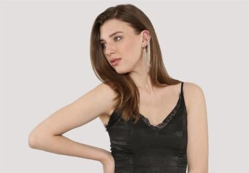 Sinds de oprichting vier decennia geleden heeft MADELEINE een baken van stijl en exclusiviteit in de wereld van de damesmode gestaan, waarbij het een unieke niche heeft veroverd via zijn innovatieve postorderbedrijfsmodel. Dit in Nederland gevestigde merk heeft niet alleen gelijke tred gehouden met de snel veranderende trends, maar heeft deze ook bepaald door een verfijnde mix van high fashion, professionele kleding en essentiële basics te bieden die tegemoetkomen aan een veeleisende klantenkring.