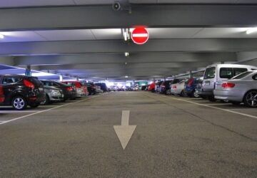 Reisen kann stressig sein und die Suche nach einem zuverlässigen, bequemen Parkplatz am Flughafen ist oft eine der am meisten übersehenen Herausforderungen. Hier kommt PARKEN & Fliegen ins Spiel, eine führende deutsche Marke für Flughafenparkplätze, und bietet eine nahtlose Lösung für moderne Reisende. Mit einem Fokus auf Komfort, Sicherheit und Kundenzufriedenheit verändert PARKEN & Fliegen das Parkerlebnis am Flughafen und sorgt dafür, dass die Reise vom Moment Ihrer Ankunft an stressfrei beginnt.