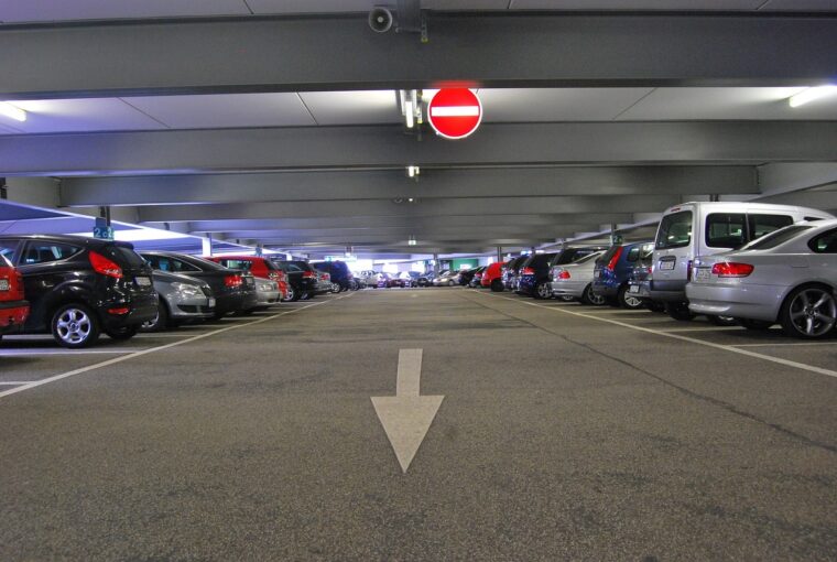 Reisen kann stressig sein und die Suche nach einem zuverlässigen, bequemen Parkplatz am Flughafen ist oft eine der am meisten übersehenen Herausforderungen. Hier kommt PARKEN & Fliegen ins Spiel, eine führende deutsche Marke für Flughafenparkplätze, und bietet eine nahtlose Lösung für moderne Reisende. Mit einem Fokus auf Komfort, Sicherheit und Kundenzufriedenheit verändert PARKEN & Fliegen das Parkerlebnis am Flughafen und sorgt dafür, dass die Reise vom Moment Ihrer Ankunft an stressfrei beginnt.