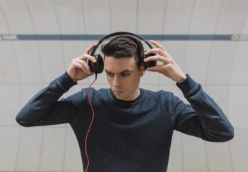 No mundo dinâmico da tecnologia, a Kabum surgiu como pioneira, transformando a maneira como os brasileiros compram produtos de tecnologia. Como uma das maiores e mais confiáveis ​​plataformas de e-commerce do Brasil para eletrônicos, jogos e hardware de computador, a Kabum redefiniu a conveniência, acessibilidade e inovação. Com um foco implacável em velocidade, satisfação do cliente e produtos de ponta, a Kabum estabeleceu um novo padrão para compras online no Brasil.