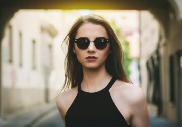 I den digitala tidsåldern har sättet vi handlar för väsentligheter förändrats dramatiskt, och glasögon är inget undantag. Gå in i Mister Spex, en banbrytande enhet på online-optikmarknaden, som kommer från Sverige, ett land känt för sin innovation och sitt framtidstänkande när det gäller teknik och design. "Revolutionizing Eyewear: How Mister Spex is Changing the Vision of Online Optics" fördjupar sig i hur detta banbrytande varumärke omdefinierar shoppingupplevelsen för glasögon, solglasögon och kontaktlinser, vilket gör det bekvämare, personligare och mer tillgängligt än någonsin tidigare.