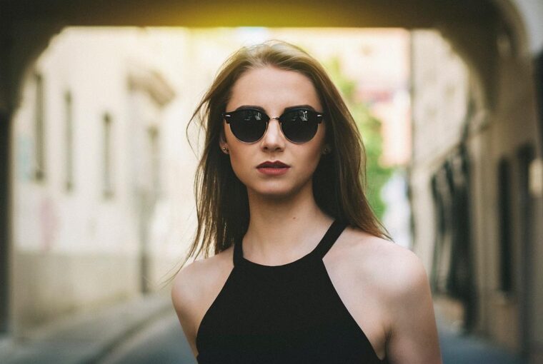 I den digitala tidsåldern har sättet vi handlar för väsentligheter förändrats dramatiskt, och glasögon är inget undantag. Gå in i Mister Spex, en banbrytande enhet på online-optikmarknaden, som kommer från Sverige, ett land känt för sin innovation och sitt framtidstänkande när det gäller teknik och design. "Revolutionizing Eyewear: How Mister Spex is Changing the Vision of Online Optics" fördjupar sig i hur detta banbrytande varumärke omdefinierar shoppingupplevelsen för glasögon, solglasögon och kontaktlinser, vilket gör det bekvämare, personligare och mer tillgängligt än någonsin tidigare.