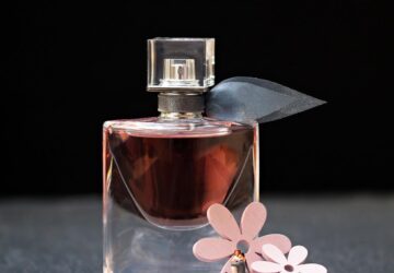 En el bullicioso mundo de la belleza y la cosmética, Sephora ha surgido como una fuerza transformadora, redefiniendo los estándares y expectativas del comercio minorista. Conocida mundialmente por su amplia gama de productos de belleza, Sephora no solo ha capturado la esencia de los cosméticos modernos, sino que también ha encabezado innovaciones que impulsan la industria. Este artículo explora cómo Sephora, incluidas sus tiendas en España, está remodelando el panorama del comercio minorista de belleza a través de estrategias pioneras e iniciativas centradas en el cliente.
