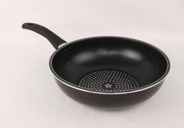 Als Belgen denken aan comfort in de keuken, denken ze vaak aan TEFAL. TEFAL staat bekend om de introductie van de eerste antiaanbakpan in de jaren 50 en staat al lang symbool voor innovatie en gebruiksgemak bij het koken. Maar de afgelopen jaren is het merk veel verder gegaan dan alleen de antiaanbaklaag: het heeft opnieuw gedefinieerd wat het betekent om slimmer, gezonder en duurzamer te koken.