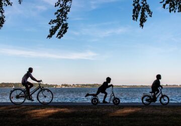 Im Herzen Deutschlands ist eine Revolution im Kinderradfahren im Gange, angeführt von der visionären Marke woom. Mit dem Ziel, die Liebe zum Radfahren bei jungen Menschen zu fördern, stellt woom nicht nur Fahrräder her; Es geht darum, eine Zukunft zu schaffen, in der Radfahren ein wesentlicher Bestandteil der Kindheit ist. In diesem Artikel geht es um den „Woom-Effekt“, ein Phänomen, das die nächste Generation von Radfahrern durch beispiellose Innovation und unverwechselbaren Stil prägt.