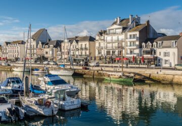 In der heutigen schnelllebigen Welt kann die Buchung des perfekten Urlaubs oft eine Herausforderung sein. Bei so vielen Optionen und schwankenden Preisen ist es schwer zu wissen, wann und wie man bucht und ob man das beste Angebot erhält. Hier kommt We-Are.Travel ins Spiel – eine in Deutschland ansässige Marke, die Urlaubsgutscheine anbietet, die Reisen einfacher, günstiger und unglaublich flexibel machen. Ob Sie von einem Städtetrip, einem entspannenden Wellness-Retreat oder einem aktiven Outdoor-Abenteuer träumen – die Urlaubsgutscheine von We-Are.Travel sind der Schlüssel zu Ihrem perfekten Urlaub. So bieten diese Gutscheine unschlagbare Flexibilität, außergewöhnliche Ersparnisse und ultimativen Komfort für jeden Reisenden.