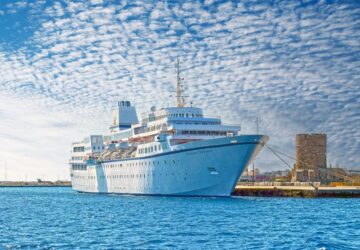 Dans le monde trépidant du voyage maritime, Grandi Navi Veloci (GNV), une compagnie maritime italienne réputée pour ses services de ferry, s'est taillé une niche importante en mer Méditerranée. En tant qu'acteur majeur de l'industrie du transport, GNV a démontré une capacité exceptionnelle d'adaptation et d'innovation, façonnant ainsi le paysage du transport maritime moderne. Cet article explore les contributions de GNV au secteur, en se concentrant sur ses stratégies opérationnelles, son engagement en faveur de la durabilité et son impact sur le tourisme régional.