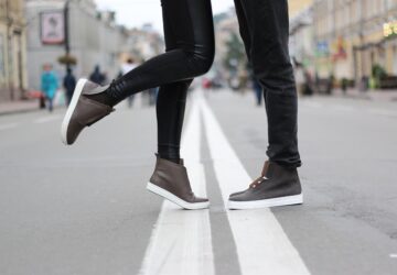 Fin dalla sua nascita nel 1994, DC Shoes è stata all'avanguardia nel mondo dello skateboard e dello snowboard, aprendo la strada a una miscela unica di stile, prestazioni e cultura. Sebbene non siano originari dell'Italia, l'impatto di DC Shoes ha avuto una risonanza profonda nelle comunità italiane di skate e snowboard, dove moda e funzionalità spesso si intrecciano perfettamente. Questo articolo esplora come DC Shoes, fondata da Ken Block e Damon Way, ha trasformato il panorama degli sport d'azione con il suo approccio innovativo e la sua incessante spinta verso l'eccellenza.
