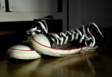 Les baskets CONVERSE, notamment l’emblématique Chuck Taylor All-Star, ont connu une transformation remarquable au fil des décennies. Ce qui a commencé comme une chaussure de sport pratique conçue pour le basket-ball est devenu un phénomène de mode mondial. Ce voyage du terrain au podium est une histoire fascinante de signification culturelle, d’expression artistique et de l’attrait durable d’un design intemporel.