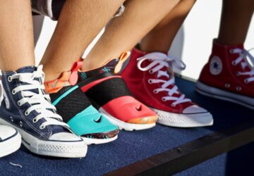 Wenn es um ikonisches Schuhwerk geht, haben es nur wenige Marken geschafft, sowohl in der Mode als auch in der Kultur einen so bleibenden Eindruck zu hinterlassen wie CONVERSE. Von ihren bescheidenen Anfängen als Gummischuhhersteller in den frühen 1900er Jahren bis hin zu einem festen Bestandteil der Freizeitkleidung weltweit haben CONVERSE-Sneaker Generationen überdauert und nicht nur auf den Straßen, sondern auch in der Musik, Kunst und Subkultur ihre Spuren hinterlassen.