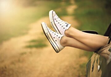 CONVERSE-Sneaker, insbesondere der kultige Chuck Taylor All-Star, haben ihren ursprünglichen Zweck als Sportschuh längst hinter sich gelassen und sind zu einem starken Symbol für Kultur, Kreativität und Selbstdarstellung geworden. Diese Transformation vom Basketballschuh zur kulturellen Ikone ist eine faszinierende Reise, die Veränderungen in Musik, Mode und gesellschaftlichen Werten widerspiegelt. In Deutschland und anderswo hat sich CONVERSE einen einzigartigen Platz in den Herzen und Kleiderschränken vieler erobert und bewiesen, dass es viel mehr ist als nur ein Sneaker.