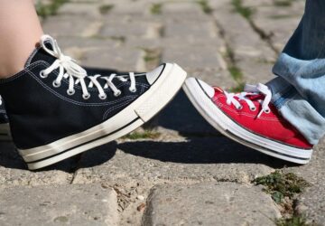 Nur wenige Marken haben den Kultstatus erreicht, den Converse in der Welt der Mode und des Sports innehat. Was im frühen 20. Jahrhundert als einfacher Sportschuh begann, hat sich zu einem globalen Symbol für Stil, Individualität und kulturelle Bedeutung entwickelt. Von den Basketballplätzen der 1920er Jahre bis zu den Laufstegen von heute hat Converse seine Ursprünge erfolgreich hinter sich gelassen und ist zu einem festen Bestandteil der Garderobe von Menschen aus allen Gesellschaftsschichten geworden. Diese Reise vom Platz auf die Straße ist ein Beweis für die anhaltende Anziehungskraft der Marke und ihre Fähigkeit, sich anzupassen und über Generationen hinweg relevant zu bleiben.