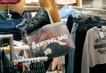 In de evoluerende wereld van e-commerce is affiliate marketing een robuuste pijler die de verkoop stimuleert en de zichtbaarheid van het merk vergroot door middel van strategische partnerschappen en innovatieve netwerken. ManyMoreStores.com, een initiatief van het internationale affiliate netwerk Daisycon, herdefinieert het landschap van affiliate marketing door een van de meest hardnekkige uitdagingen van de branche aan te pakken: verlopen links. Dit platform behoudt niet alleen het potentieel voor commissies, maar zet ook een nieuwe standaard voor affiliate marketingpraktijken, en biedt zowel uitgevers als adverteerders een blik in de toekomst van digitale marketing.