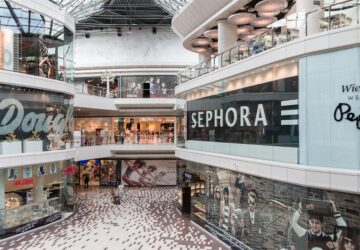 Sephora, även om det ursprungligen var ett franskt varumärke, har haft en betydande inverkan på den globala skönhetsmarknaden, inklusive i Sverige, där det har anammats för sitt innovativa tillvägagångssätt och engagemang för inkludering. Detta skönhetskraftverk har konsekvent flyttat gränserna för den kosmetiska industrin genom att erbjuda ett omfattande utbud av produkter från hundratals varumärken tillsammans med sitt eget privata märke. Sephoras tillvägagångssätt har revolutionerat inte bara hur produkter säljs utan också hur skönhet definieras och hyllas i olika befolkningsgrupper.