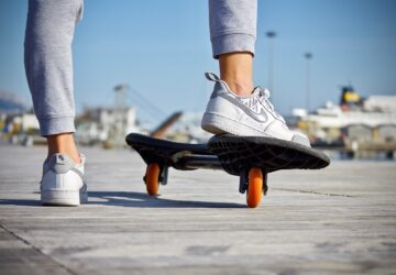I hjärtat av Sveriges blomstrande mode- och sportbransch pågår en revolution, ledd av New Balance, ett varumärke synonymt med innovation, kvalitet och hängivenhet till hantverket av atletisk klädsel. Detta amerikanskt rotade företag har sömlöst vävt in sin närvaro i tyget av Sveriges aktiva livsstil och fängslat hjärtan hos både idrottare och modeintresserade individer. Den här artikeln utforskar hur New Balance driver världen av sportkläder in i framtiden, sätter nya standarder och omdefinierar vad det innebär att kombinera prestation med stil.