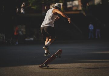 Au cœur du monde des sports d'action, où l'adrénaline rencontre l'audace de l'esprit humain, Blue Tomato se démarque non seulement en tant que détaillant mais aussi en tant que cultivateur de communauté. Des sommets givrés des Alpes aux vagues ondulantes de l’Atlantique, Blue Tomato a réussi à tisser le tissu de l’inclusivité et de l’enthousiasme dans la tapisserie du snowboard, du freeski, du skateboard et du surf. Cet article explore comment cette marque basée en France a transformé sa passion pour le sport en une communauté prospère et unifiée.