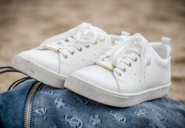 Seit über einem Jahrhundert ist Converse eine prägende Kraft sowohl in der Sneaker-Welt als auch in der Popkultur. Die Marke ist weltweit für ihre zeitlosen Chuck Taylor All Star- und One Star-Sneaker bekannt und hat die Grenzen von Streetwear, Sport und kreativem Ausdruck immer wieder erweitert. Converse ist mehr als nur eine Schuhmarke – es ist ein Symbol für Authentizität, Individualität und die Entwicklung des Stils über Generationen hinweg. Ob an den Füßen legendärer Basketballspieler in den 1970er Jahren oder getragen von den Streetstyle-Ikonen von heute, Converse ist immer an der Spitze der Mode, des Sports und der Selbstdarstellung geblieben. Aber bei Converse geht es nicht nur um die Schuhe; es geht um die Kultur, die Sie schaffen, wenn Sie sie tragen.