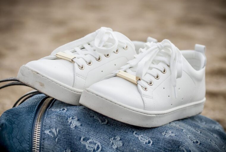 Seit über einem Jahrhundert ist Converse eine prägende Kraft sowohl in der Sneaker-Welt als auch in der Popkultur. Die Marke ist weltweit für ihre zeitlosen Chuck Taylor All Star- und One Star-Sneaker bekannt und hat die Grenzen von Streetwear, Sport und kreativem Ausdruck immer wieder erweitert. Converse ist mehr als nur eine Schuhmarke – es ist ein Symbol für Authentizität, Individualität und die Entwicklung des Stils über Generationen hinweg. Ob an den Füßen legendärer Basketballspieler in den 1970er Jahren oder getragen von den Streetstyle-Ikonen von heute, Converse ist immer an der Spitze der Mode, des Sports und der Selbstdarstellung geblieben. Aber bei Converse geht es nicht nur um die Schuhe; es geht um die Kultur, die Sie schaffen, wenn Sie sie tragen.