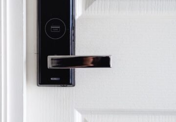 In einer zunehmend digitalen Welt sind Sicherheit und Komfort in modernen Häusern von größter Bedeutung. Während sich die Smart-Home-Technologie weiterentwickelt, hat eine Marke, die einen bedeutenden Einfluss hatte, NUKI, ein deutsches Unternehmen, das führend bei intelligenten Zugangslösungen ist. Mit seinem innovativen Angebot an intelligenten Schlössern und Zugangskontrollsystemen revolutioniert NUKI die Sicherheit zu Hause, indem es Hausbesitzern ein nahtloses, schlüsselloses Erlebnis bietet. Die Mission der Marke ist einfach: Machen Sie die Sicherung Ihres Zuhauses intelligenter, sicherer und bequemer.