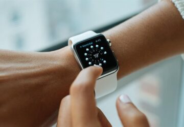 In de wereld van vandaag, waar veiligheid en connectiviteit voorop staan, onderscheidt One2track zich als leider in kinderveiligheidsoplossingen in Nederland. Door geavanceerde GPS-technologie in hun smartwatches te integreren, biedt One2track ouders gemoedsrust en biedt kinderen tegelijkertijd een voorproefje van onafhankelijkheid. Dit artikel onderzoekt hoe One2track-horloges een revolutie teweegbrengen in de manier waarop ouders toezicht houden op en verbonden blijven met hun kinderen.