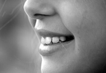 Un sourire radieux a le pouvoir d’illuminer une pièce, de renforcer la confiance en soi et de laisser une impression durable. Cependant, les taches sur les dents causées par les habitudes quotidiennes et les choix de vie peuvent souvent ternir l’éclat naturel de nos dents. C’est là que DiamondSmile®, une marque de confiance dans le blanchiment professionnel des dents, intervient pour transformer votre sourire et le protéger des taches futures.