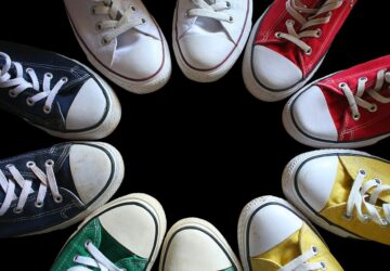 Nur wenige Marken haben es geschafft, über ihren ursprünglichen Zweck hinauszugehen und zu globalen kulturellen Ikonen zu werden. Converse mit seinen legendären Chuck Taylor All Star-Sneakern ist eine solche Marke. Ursprünglich für Basketballplätze entwickelt, haben diese Schuhe nahtlos ihren Weg in jede Ecke der Gesellschaft gefunden und sind zu einem festen Bestandteil in Mode, Musik und Kunst geworden. Heute sind Chucks mehr als nur Schuhe; sie sind eine Leinwand für Selbstdarstellung und ein Symbol der Authentizität.