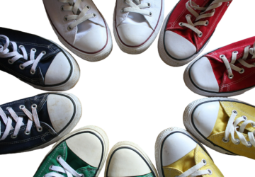 Les baskets CONVERSE, en particulier la légendaire Chuck Taylor All-Star, ont fait partie intégrante de la culture mondiale au cours du siècle dernier. Ce qui a commencé comme une chaussure de basket-ball est devenu un puissant symbole d’individualité, de rébellion et d’expression artistique. Cet article explore le riche parcours culturel de CONVERSE au fil des décennies, en soulignant son impact et son importance durables.