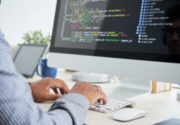n het huidige digitale tijdperk is de behoefte aan robuuste softwareoplossingen die veilig en efficiënt werken op afstand mogelijk maken nog nooit zo cruciaal geweest. SaaSForce, een baanbrekend e-commercemerk gevestigd in Nederland, onderkende deze noodzaak en introduceerde in 2014 Home-Use, een speciaal Employee Purchase Program dat werknemers en klanten toegang biedt tot essentiële software zoals antivirusprogramma's en Office 365 Home. Dit initiatief is op maat gemaakt om de werkervaring op afstand te verbeteren door zowel de veiligheid als de productiviteit op persoonlijke apparaten te garanderen.