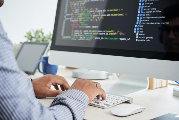 n het huidige digitale tijdperk is de behoefte aan robuuste softwareoplossingen die veilig en efficiënt werken op afstand mogelijk maken nog nooit zo cruciaal geweest. SaaSForce, een baanbrekend e-commercemerk gevestigd in Nederland, onderkende deze noodzaak en introduceerde in 2014 Home-Use, een speciaal Employee Purchase Program dat werknemers en klanten toegang biedt tot essentiële software zoals antivirusprogramma's en Office 365 Home. Dit initiatief is op maat gemaakt om de werkervaring op afstand te verbeteren door zowel de veiligheid als de productiviteit op persoonlijke apparaten te garanderen.