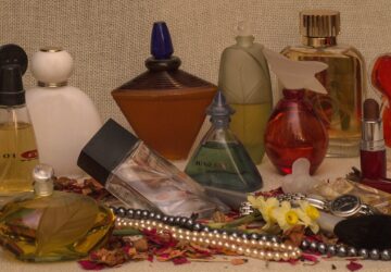Im Herzen Österreichs, einem Land, das für seine atemberaubenden Landschaften, sein reiches kulturelles Erbe und seine tadellose Handwerkskunst bekannt ist, begann Marionnaud seinen Aufstieg von einer lokalen Schönheitsboutique zu einem globalen Schönheitsimperium. In dieser Transformationsgeschichte geht es nicht nur um die Expansion einer Marke, sondern auch um ihre Mission, die Welt mit einem Produkt nach dem anderen zu verschönern. Marionnauds Reise verkörpert die Essenz österreichischer Eleganz und Innovation, setzt neue Maßstäbe in der Schönheitsbranche und fördert eine Gemeinschaft von Schönheitsbegeisterten auf der ganzen Welt.