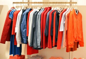 In un mondo in cui i fandom abbracciano continenti e culture, una piattaforma si distingue come un faro per i fan che cercano di esprimere la propria passione senza spendere una fortuna: Merchandisingplaza. Questo portale di e-commerce ha rivoluzionato il modo in cui gli appassionati di tutto il mondo acquistano articoli per i fan, offrendo un assortimento senza precedenti di abbigliamento, gadget e idee regalo a prezzi imbattibili.