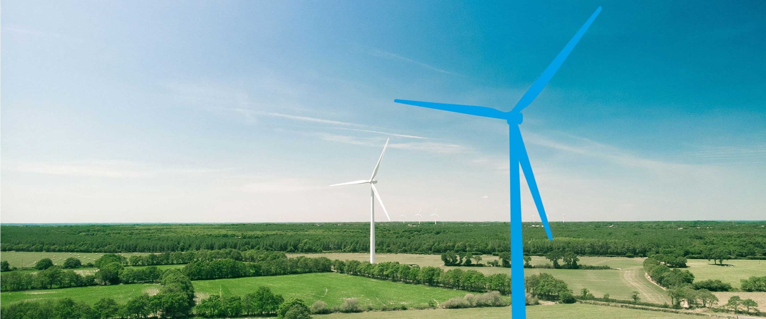 Turbina eolica blu in primo piano con campi verdi e altre turbine sullo sfondo