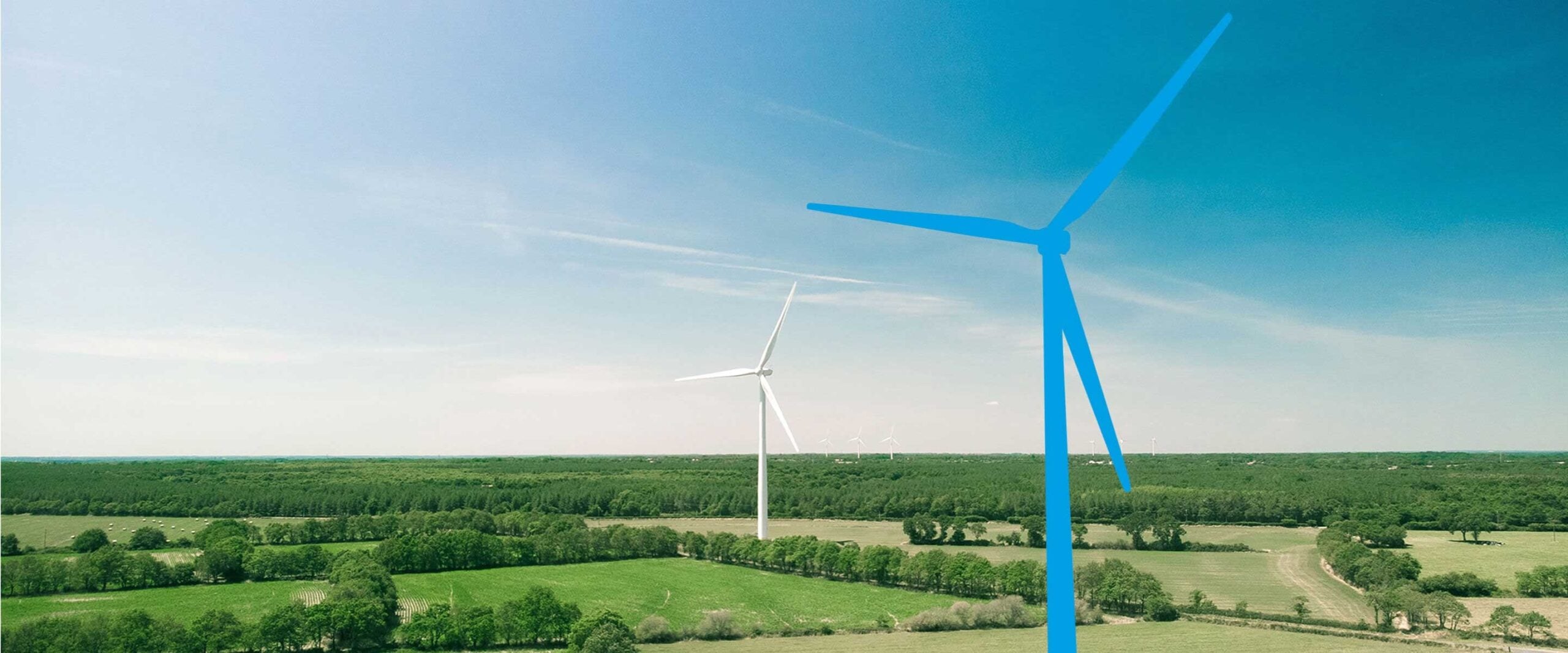 Paesaggio rurale con turbine eoliche e cielo blu sereno